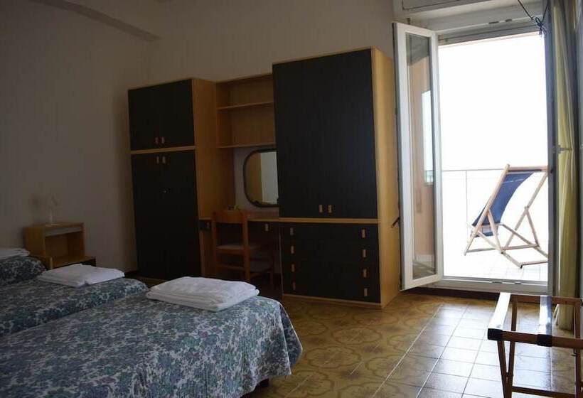 Трехместный Номер Стандарт Вид на Сад, Astoria