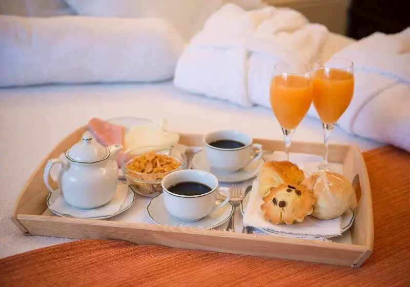 اتاق استاندارد با تخت بزرگ, Crowne Plaza Lansing, An Ihg