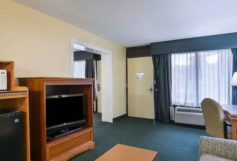 سوییت, Days Inn & Suites By Wyndham Colonial