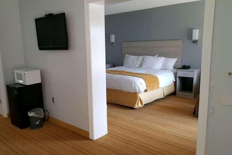 Люкс Кровать Кинг, Days Inn & Suites By Wyndham Colonial