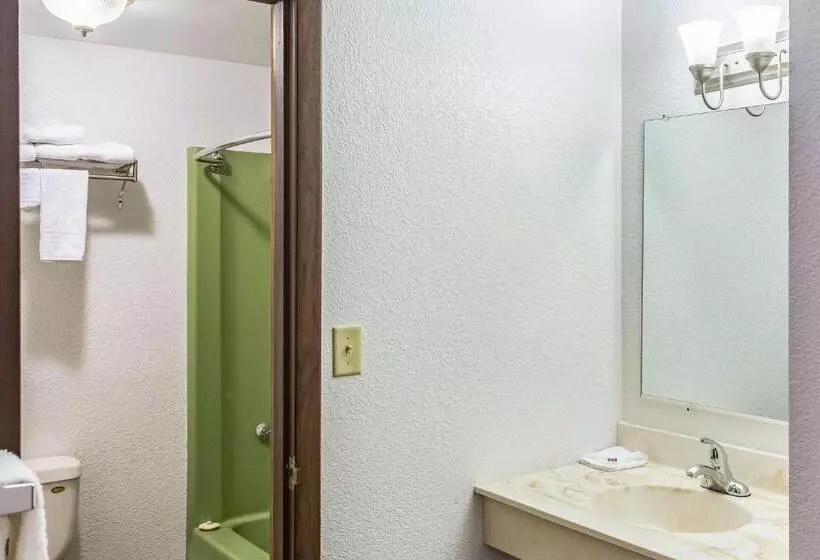 キングサイズベッドのデラックスルーム, Motel 6 Fond Du Lac, Wi