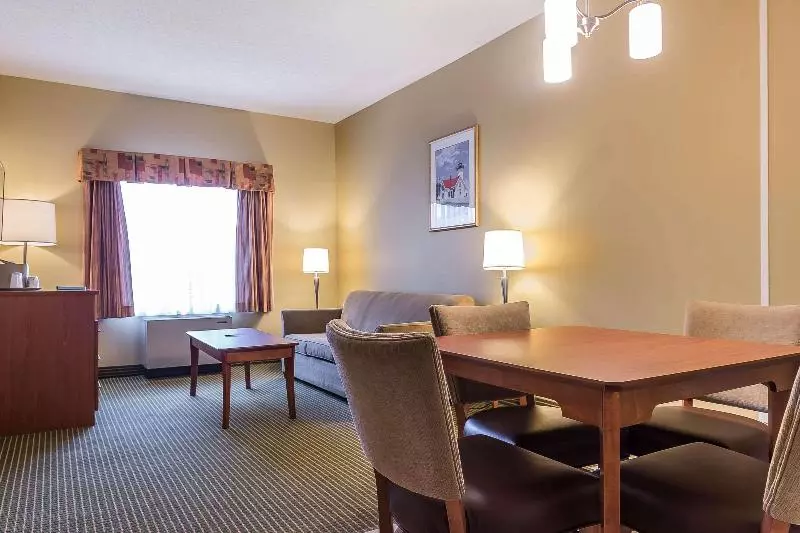 キングサイズベッドのスイートルーム, Quality Inn & Suites