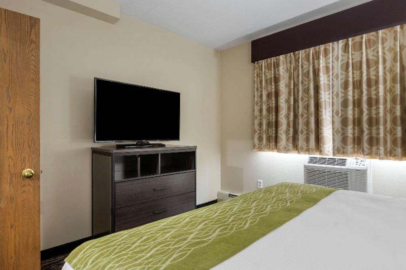 带大床的套房, Rodeway Inn