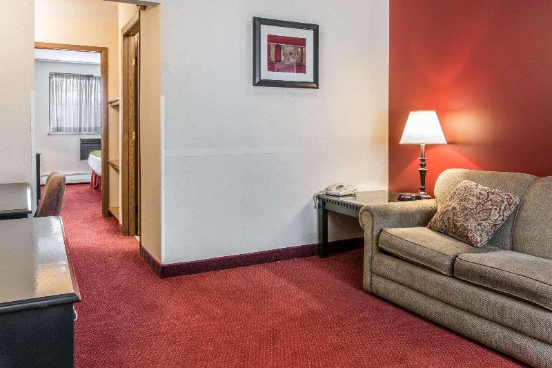 带大床的套房, Rodeway Inn