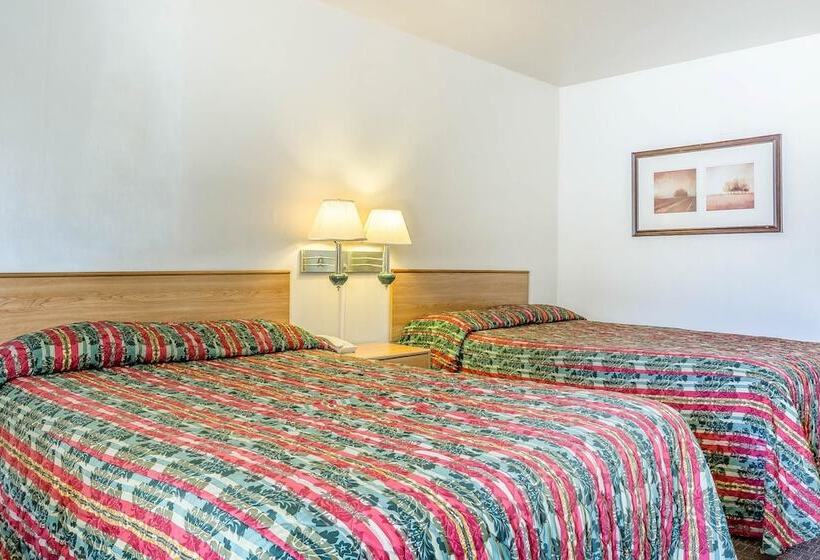 Номер Стандарт 2 Двуспальные Кровати, Rodeway Inn Magic Mountain Area