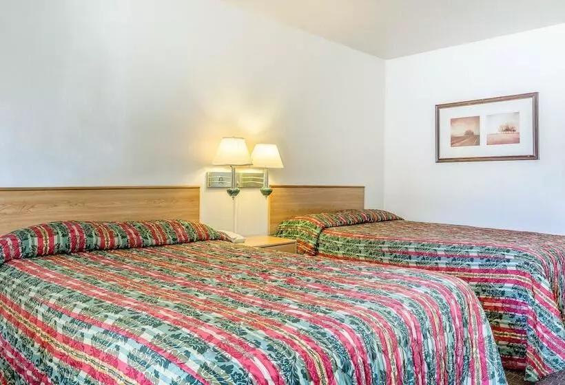 اتاق استاندارد با 2 تخت دوبل, Rodeway Inn Magic Mountain Area