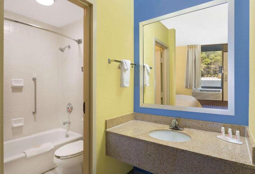 带大床的豪华间, Days Inn By Wyndham Mocksville