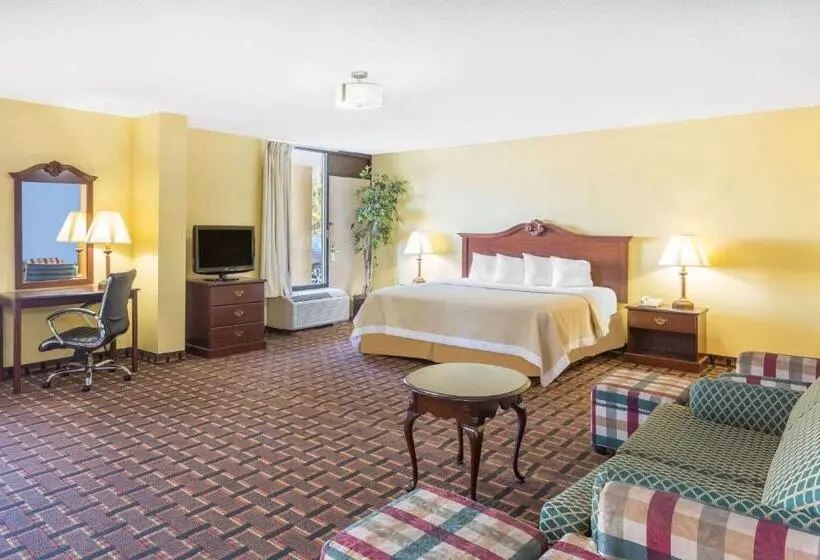 キングサイズベッドのデラックススイート, Days Inn By Wyndham Mocksville