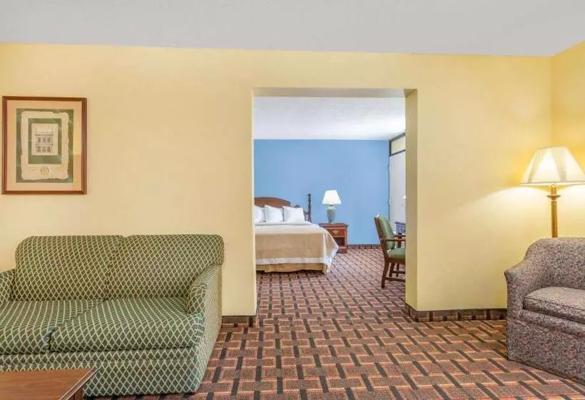 キングサイズベッドのデラックススイート, Days Inn By Wyndham Mocksville