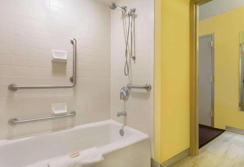 适合残疾人士使用的带超级大床的标准间, Days Inn By Wyndham Mocksville