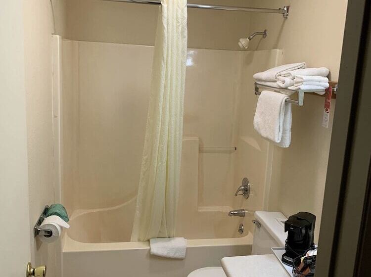 غرفه قياسيه سريرين مزدوجين, Econo Lodge Massena Hwy 37