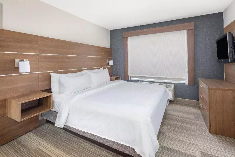 キングサイズベッドのスイートルーム, Holiday Inn Express San Diego Airport Old Town, An Ihg