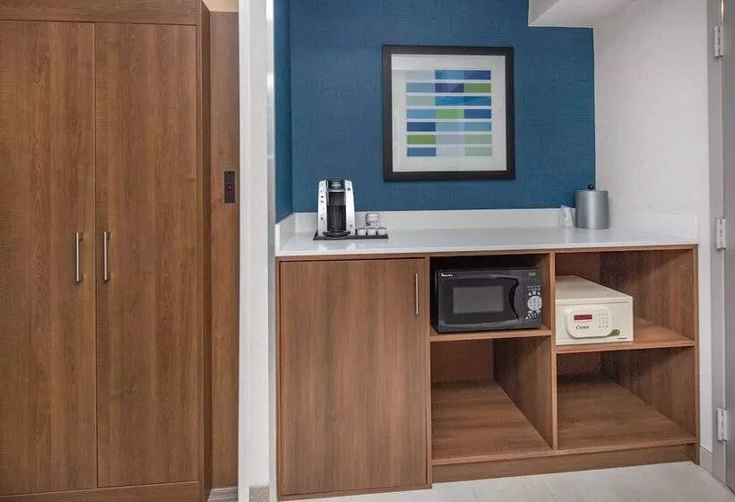 キングサイズベッドのスイートルーム, Holiday Inn Express San Diego Airport Old Town, An Ihg