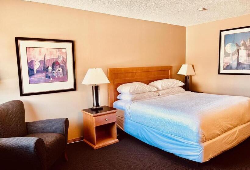 מיטת קינג בסוויטה, Royal Hotel Lloydminster