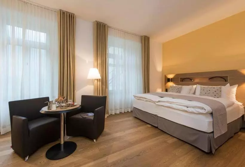 Junior Suite, Fravi