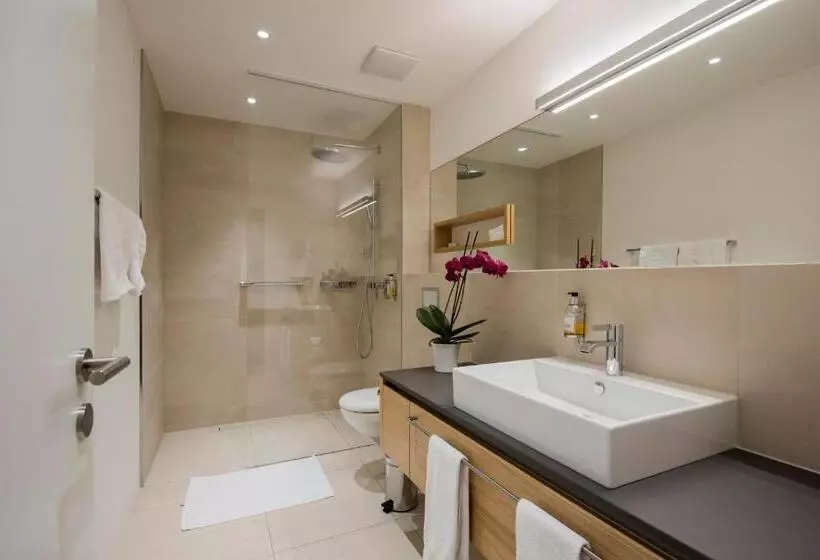 Junior Suite, Fravi