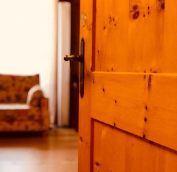 주니어 스위트, Fravi