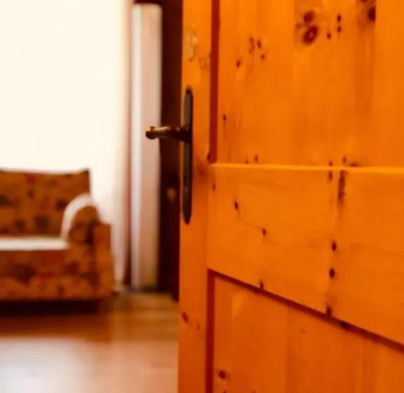 Junior Suite, Fravi