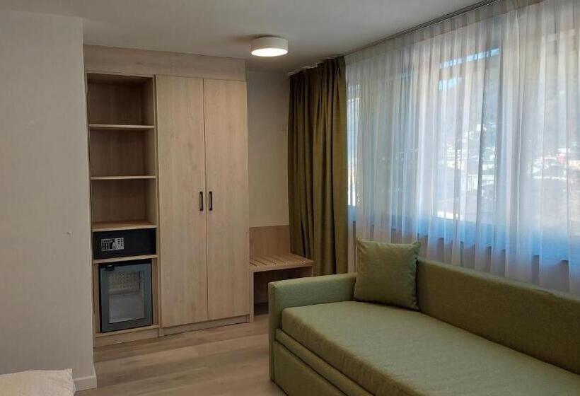 غرفة عائلية مطلّة علي الجبل, Nessi Locarno