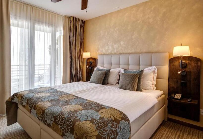 Suite with lake view, Suitenhotel Parco Paradiso