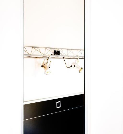 اتاق استاندارد یک نفره, Backstage