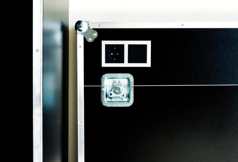 اتاق پایه با سرویس بهداشتی مشترک, Backstage