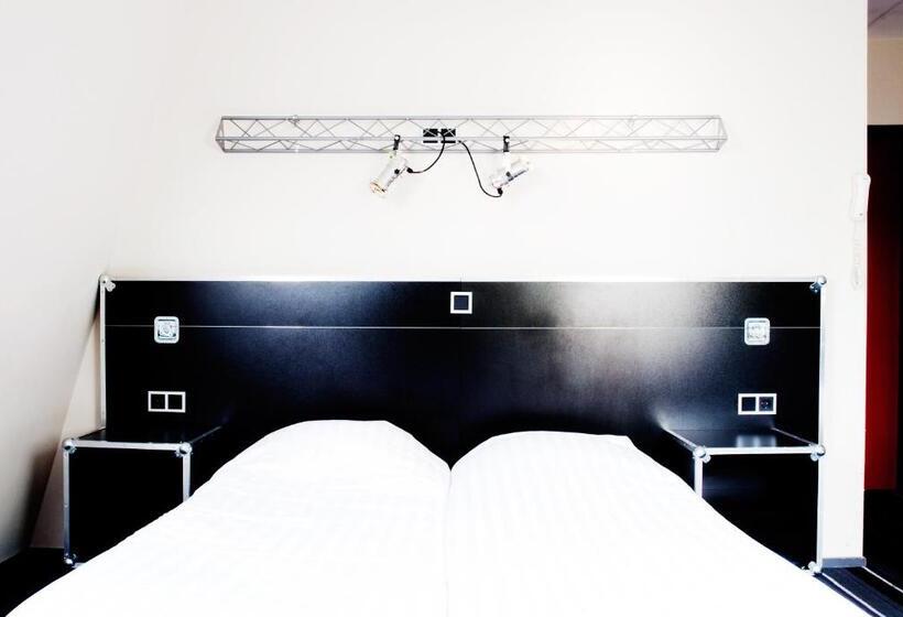 اتاق استاندارد, Backstage