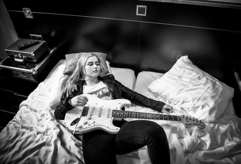 اتاق استاندارد, Backstage