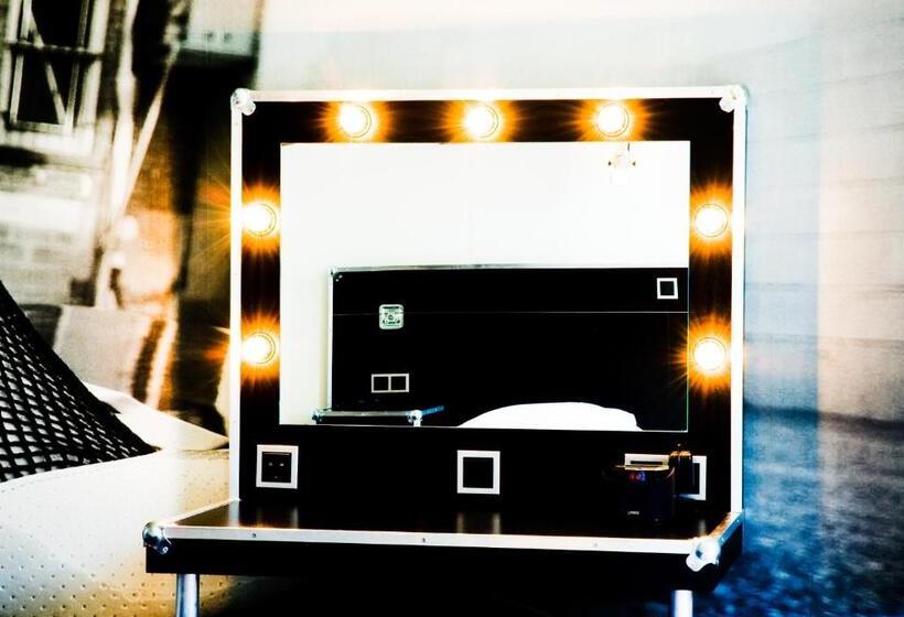 اتاق استاندارد سه تخته با سرویس بهداشتی مشترک, Backstage