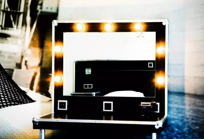 اتاق استاندارد سه تخته با سرویس بهداشتی مشترک, Backstage