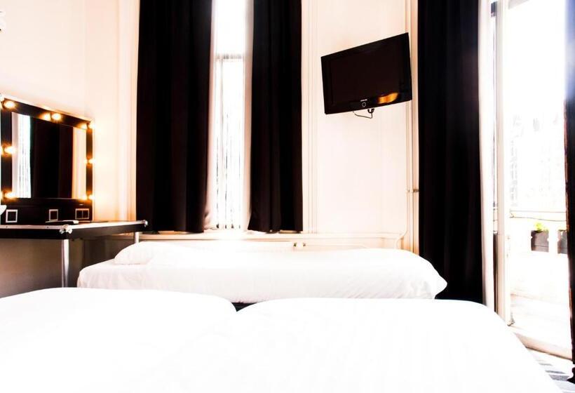 اتاق استاندارد سه تخته با سرویس بهداشتی مشترک, Backstage