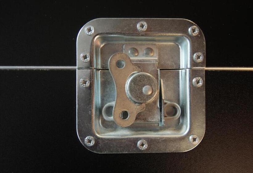 اتاق استاندارد سه نفره, Backstage