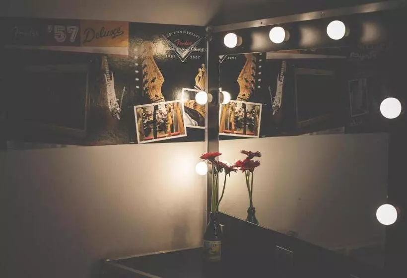 اتاق استاندارد با سرویس بهداشتی مشترک, Backstage