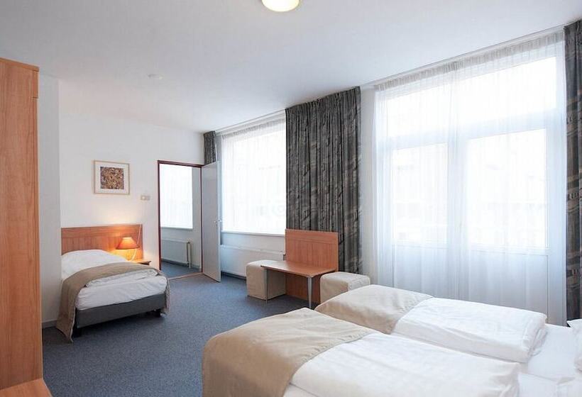 اتاق استاندارد سه نفره, Rho