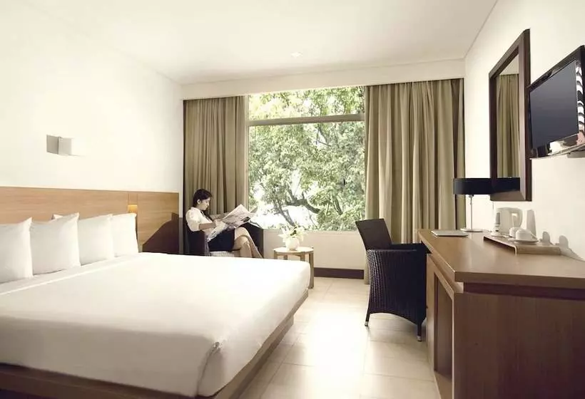 Deluxe Szoba Kind Size Bed, Santika Bandung