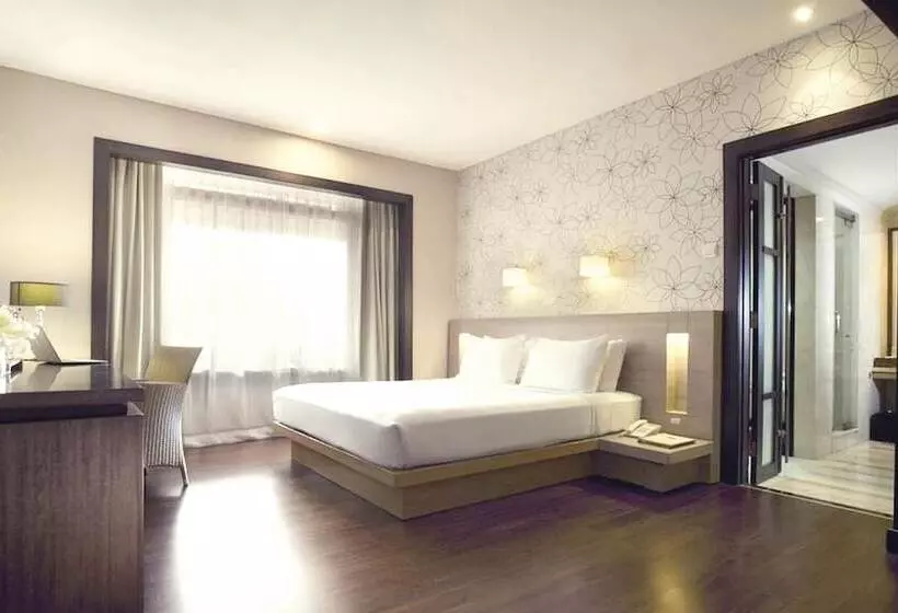Deluxe Szoba Kind Size Bed, Santika Bandung
