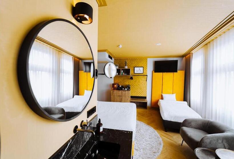 غرفة قياسية ثلاثية, The Highlander Amsterdam