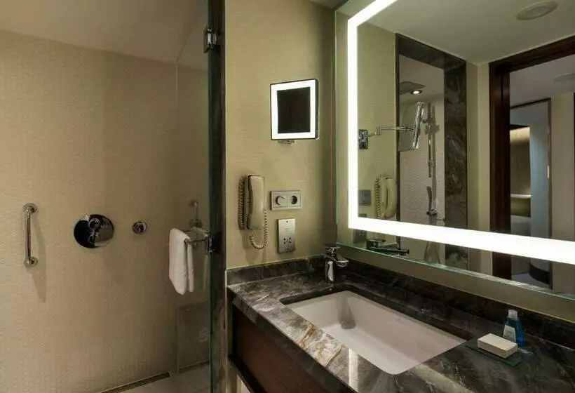 Executive Room King Size Bed, Conrad Istanbul Bosphorus