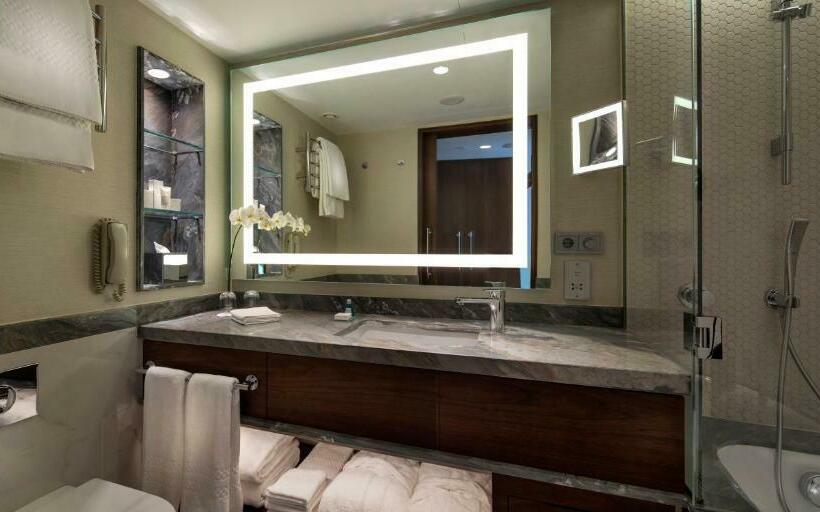 Executive Room Park View, Conrad Istanbul Bosphorus