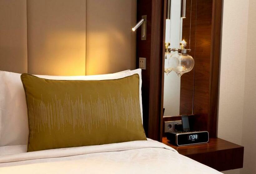 Deluxe Room King Size Bed, Conrad Istanbul Bosphorus