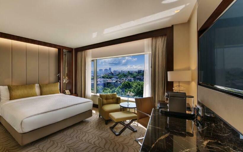 Deluxe Room King Size Bed, Conrad Istanbul Bosphorus