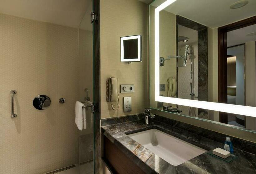 Deluxe Room Park View, Conrad Istanbul Bosphorus