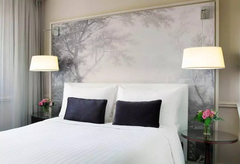 ダブルベッドのクラシックルーム, Renaissance Paris Nobel Tour Eiffel