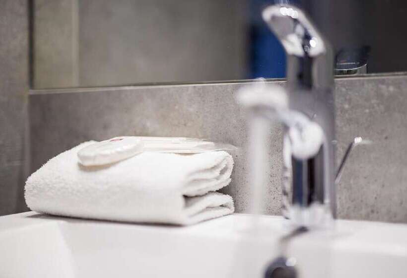 חדר סטנדרט לשלושה, Chenal