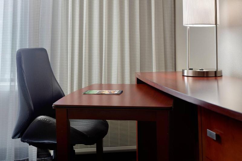 带大床的标准间, Courtyard By Marriott Fayetteville