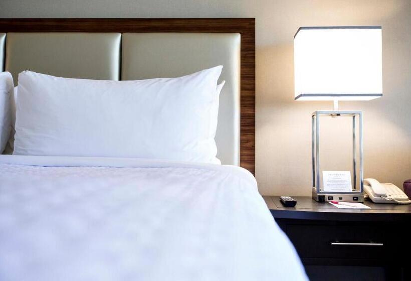 适合残疾人士使用的带超级大床的标准间, Crowne Plaza Atlanta  Midtown, An Ihg