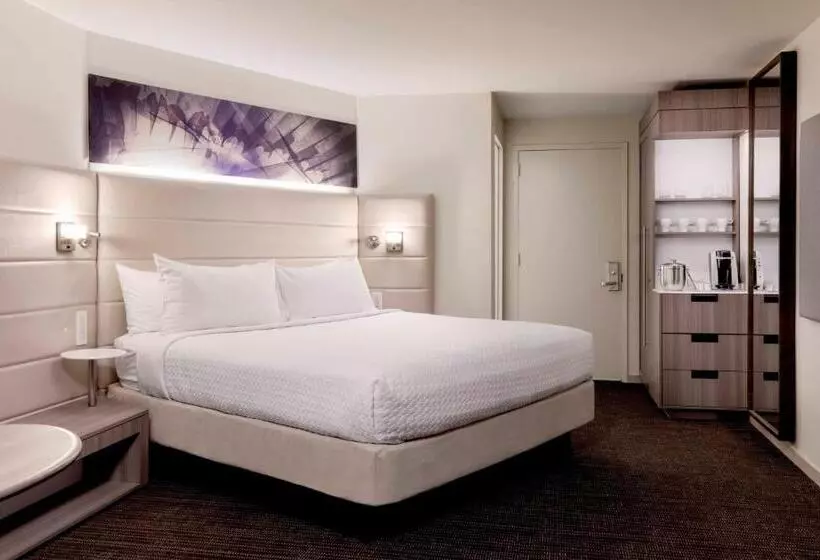 キングサイズベッドのスタンダードルーム, Crowne Plaza Atlanta  Midtown, An Ihg