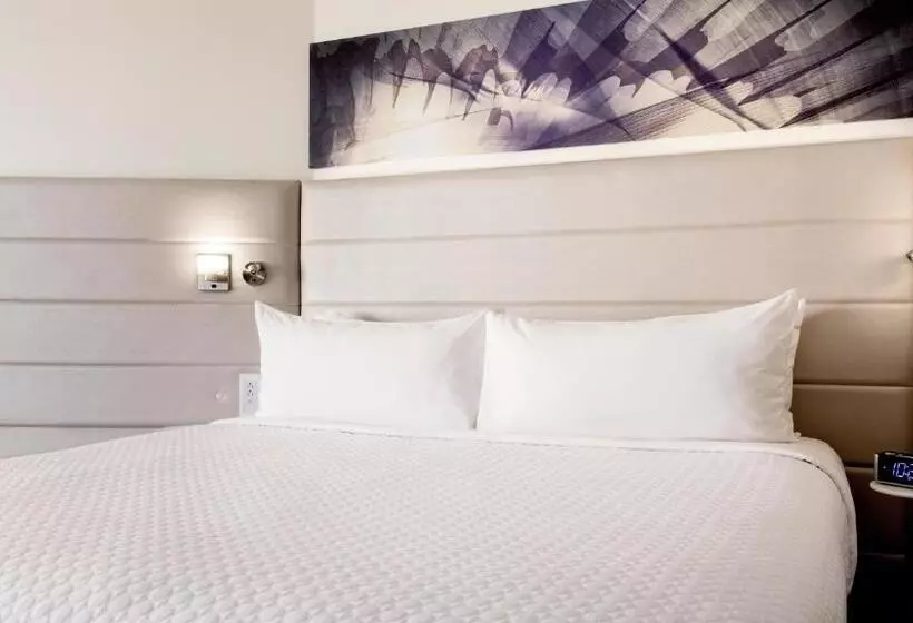 キングサイズベッドのスタンダードルーム, Crowne Plaza Atlanta  Midtown, An Ihg