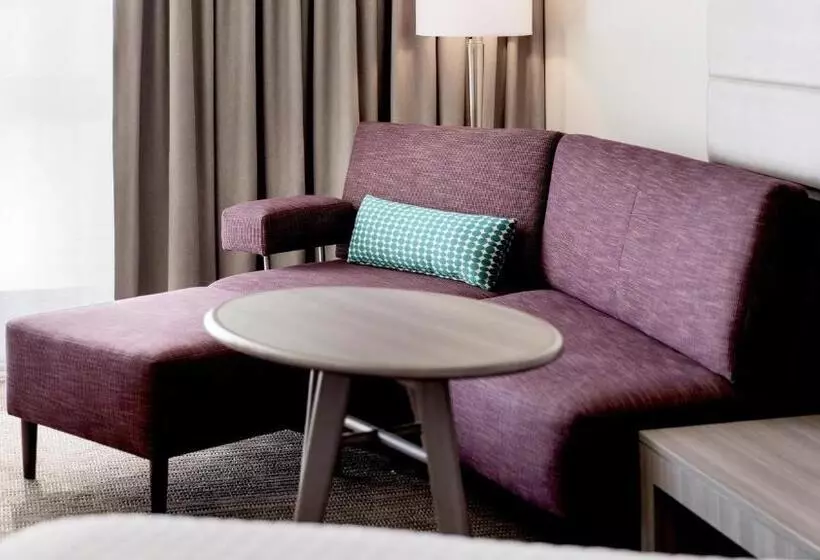 キングサイズベッドのスタンダードルーム, Crowne Plaza Atlanta  Midtown, An Ihg