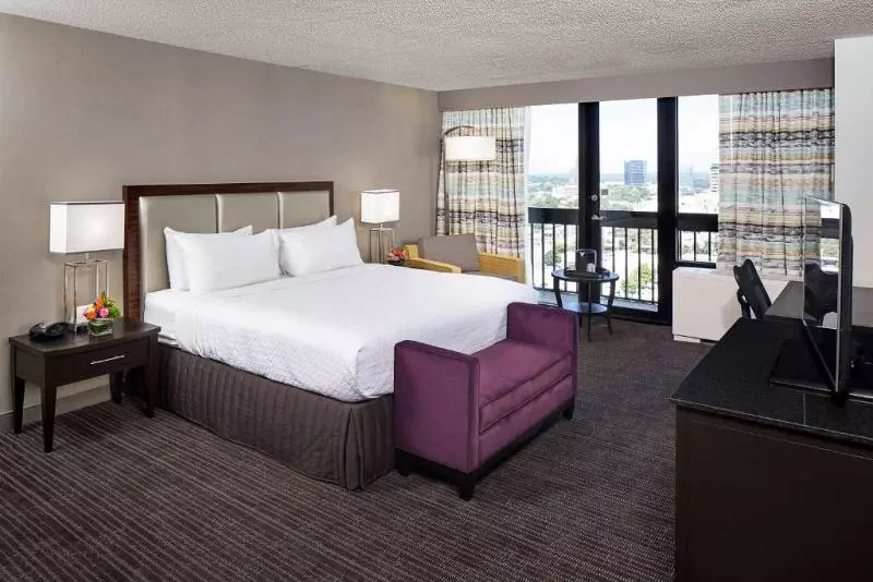 キングサイズベッドのスタンダードルーム, Crowne Plaza Atlanta  Midtown, An Ihg